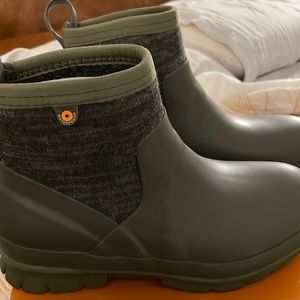 New in box BOG boots - olive green size 6